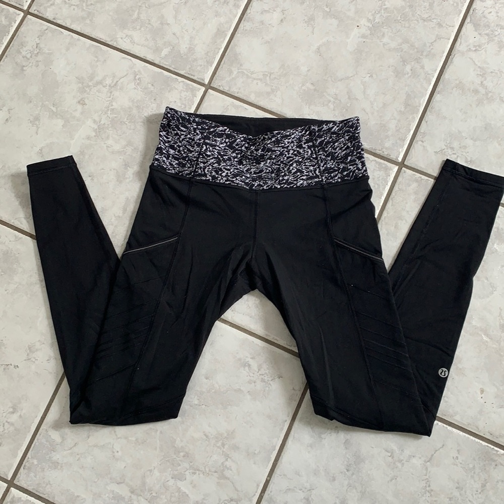 Black Women's High-Waist Active Leggings with Patterned Waistband